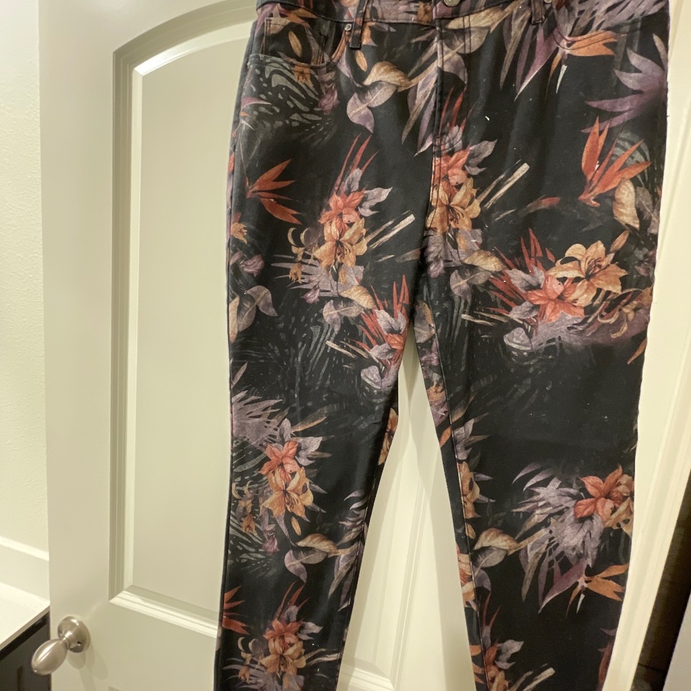 Like new, CHICOS MULTI COLOR JEANS SIZE 10R
